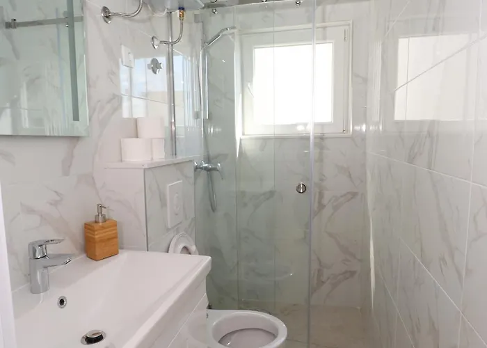 Miro - Front Row Sea View